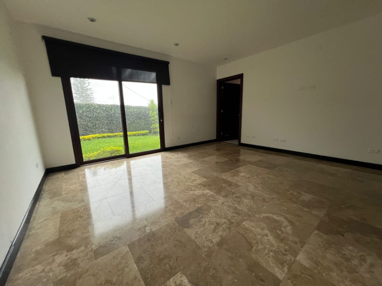 Muxbal Casa Venta Dentro de Condominio Privado, 3 Dormitorios, Salón de Juegos con Salida a Jardín y Baños Completos, 365 MTS2, 2 Parqueos, 3 Diferentes Accesos, $580,000 Dólares — Casa en Venta en Muxbal, Guatemala, Ciudad — foto 9 de 17