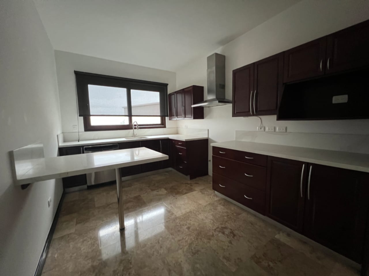 Muxbal Casa Venta Dentro de Condominio Privado, 3 Dormitorios, Salón de Juegos con Salida a Jardín y Baños Completos, 365 MTS2, 2 Parqueos, 3 Diferentes Accesos, $580,000 Dólares — Casa en Venta en Muxbal, Guatemala, Ciudad — foto 10 de 17