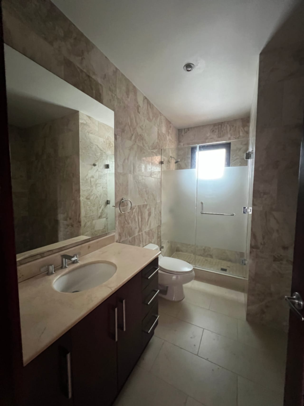 Muxbal Casa Venta Dentro de Condominio Privado, 3 Dormitorios, Salón de Juegos con Salida a Jardín y Baños Completos, 365 MTS2, 2 Parqueos, 3 Diferentes Accesos, $580,000 Dólares — Casa en Venta en Muxbal, Guatemala, Ciudad — foto 13 de 17