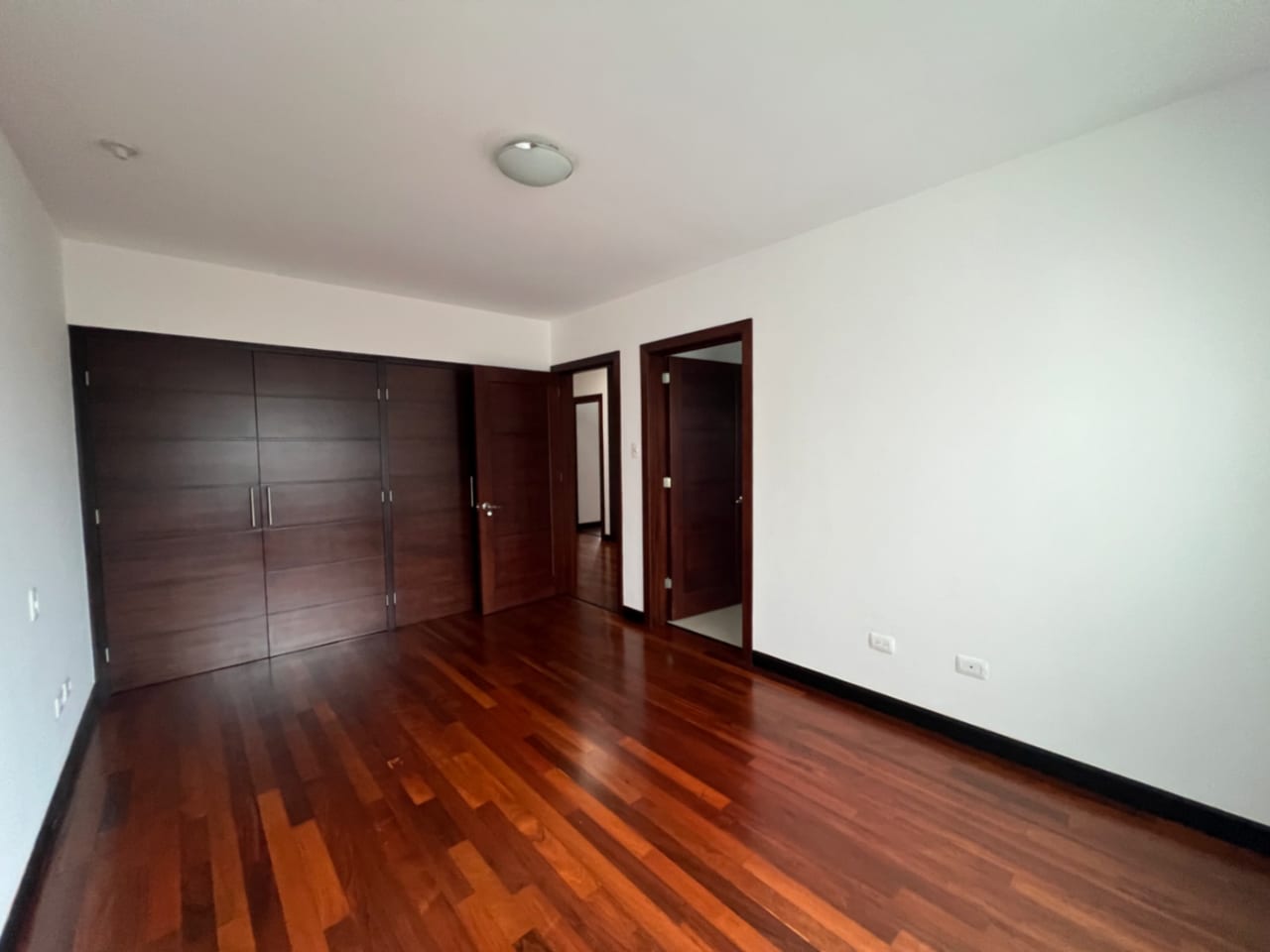 Muxbal Casa Venta Dentro de Condominio Privado, 3 Dormitorios, Salón de Juegos con Salida a Jardín y Baños Completos, 365 MTS2, 2 Parqueos, 3 Diferentes Accesos, $580,000 Dólares — Casa en Venta en Muxbal, Guatemala, Ciudad — foto 14 de 17
