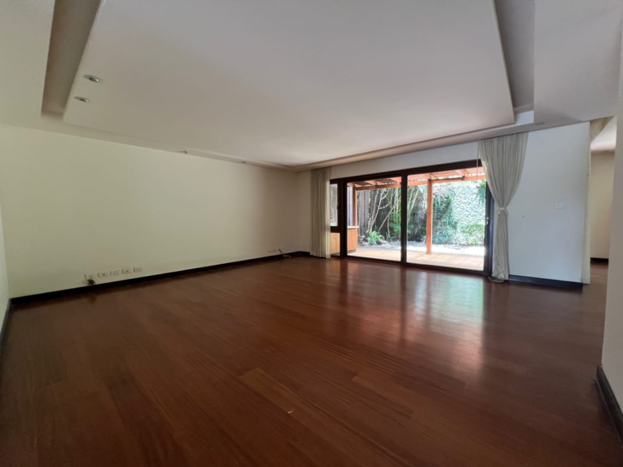 Casa Renta la Joya Zona 10 , 5 Dorm 600 MTS2 $4,350 — Casa en Alquiler en Zona 10, Guatemala, Ciudad — foto 2 de 17