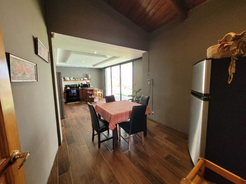Atención inversionistas: Propiedad cerquísima a la ciudad y con un gran área verde — Casa en Venta en San Lucas Sacatepéquez, Sacatepéquez — foto 2 de 17