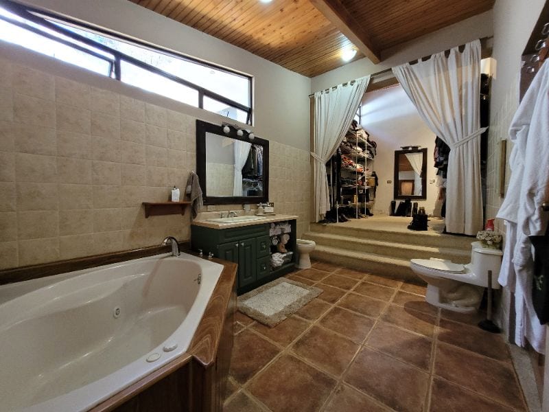 Atención inversionistas: Propiedad cerquísima a la ciudad y con un gran área verde — Casa en Venta en San Lucas Sacatepéquez, Sacatepéquez — foto 4 de 17
