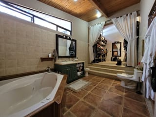 Atención inversionistas: Propiedad cerquísima a la ciudad y con un gran área verde — Casa en Venta en San Lucas Sacatepéquez, Sacatepéquez — miniatura 4 de 17