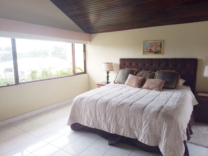 Casa Grande con Amplio Jardín — Casa en Venta en Fraijanes, Carretera a El Salvador, Guatemala, Ciudad — foto 5 de 8