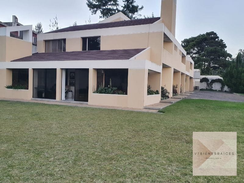 Casa Grande con Amplio Jardín — Casa en Venta en Fraijanes, Carretera a El Salvador, Guatemala, Ciudad — foto 1 de 8