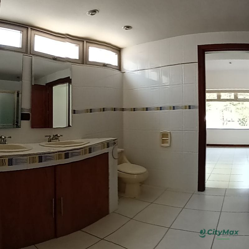Casa Residencial en Venta en Zona 16 Kanajuyú II — Casa en Venta en Zona 16, Guatemala, Ciudad — foto 2 de 16