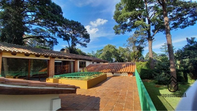 Amplia casa con gran jardín dentro de condominio privado en zona 14 — Casa en Alquiler en Zona 14, Guatemala, Ciudad — foto 6 de 8
