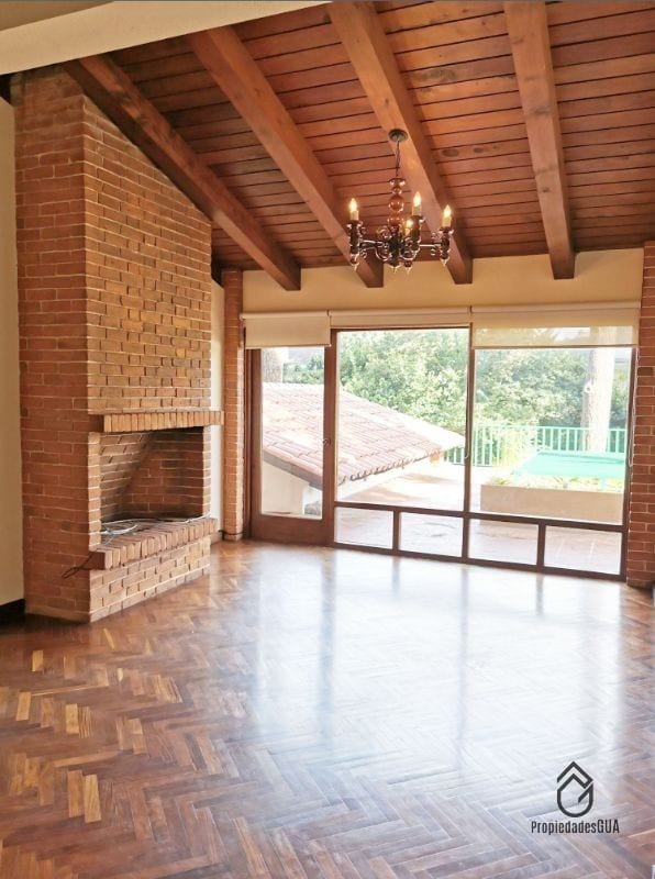 Amplia casa con gran jardín dentro de condominio privado en zona 14 — Casa en Alquiler en Zona 14, Guatemala, Ciudad — foto 3 de 8