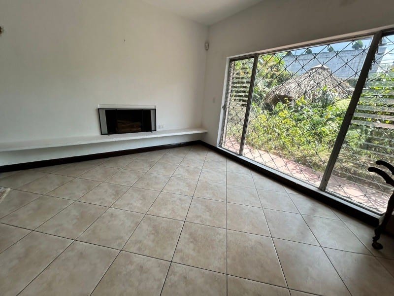 Casa en renta para vivienda u oficina zona 10 — Casa en Alquiler en Zona 10, Guatemala, Ciudad — foto 1 de 17
