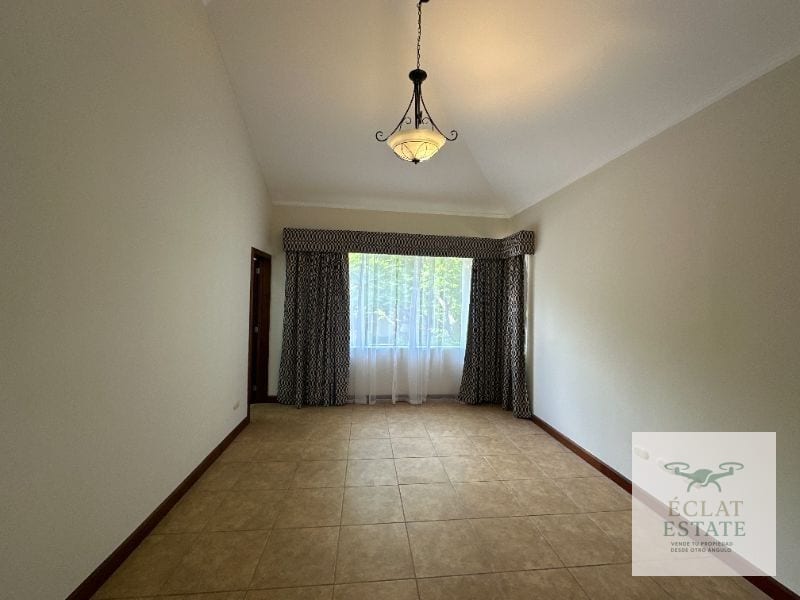 Casa con Amplio Jardín en Alquiler en Portal del Bosque 1, Carretera a El Salvador Km 22.5 — Casa en Alquiler en Portal del Bosque, Carretera a El Salvador, Guatemala, Ciudad — foto 9 de 13