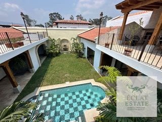 Casa en Venta en Los Franciscanos, Antigua Guatemala: Lujo y Confort — Casa en Venta en Ciudad Vieja, Sacatepéquez — miniatura 1 de 17