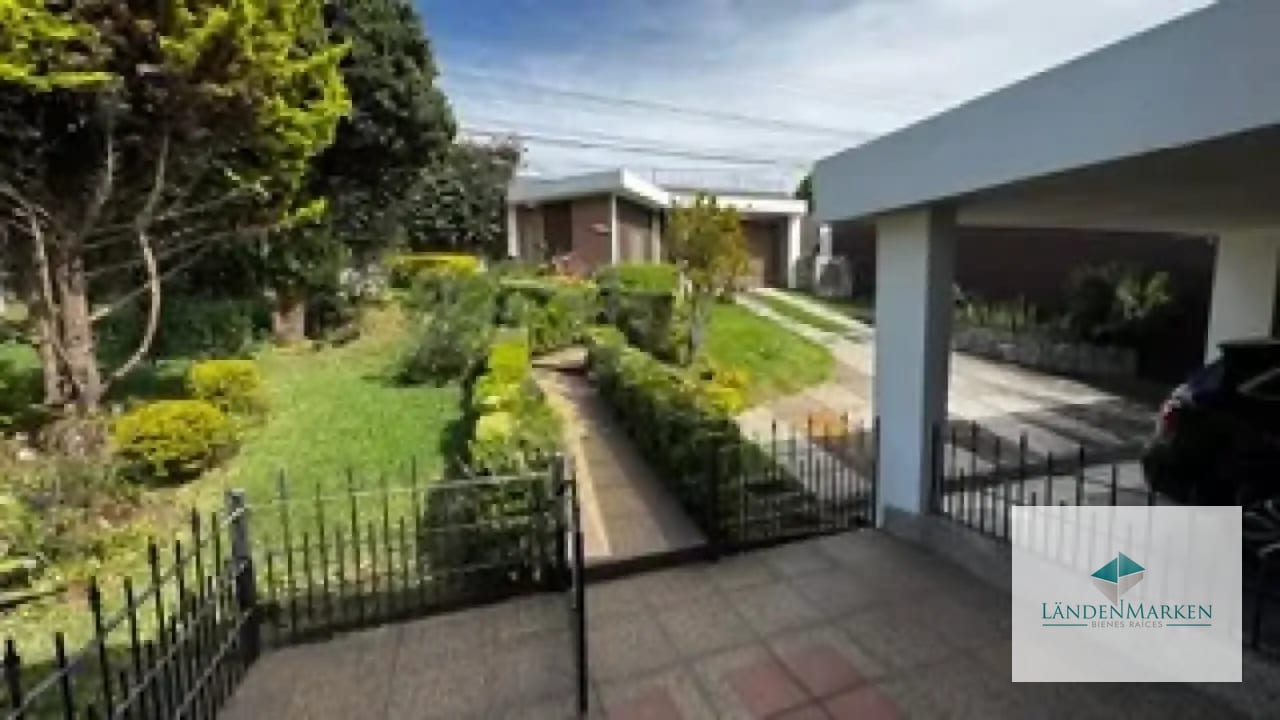 Venta de Casa con Extenso Terreno en San Cristobal Sector A10 — Casa en Venta en Zona 8 Mixco, Guatemala, Ciudad — foto 1 de 17