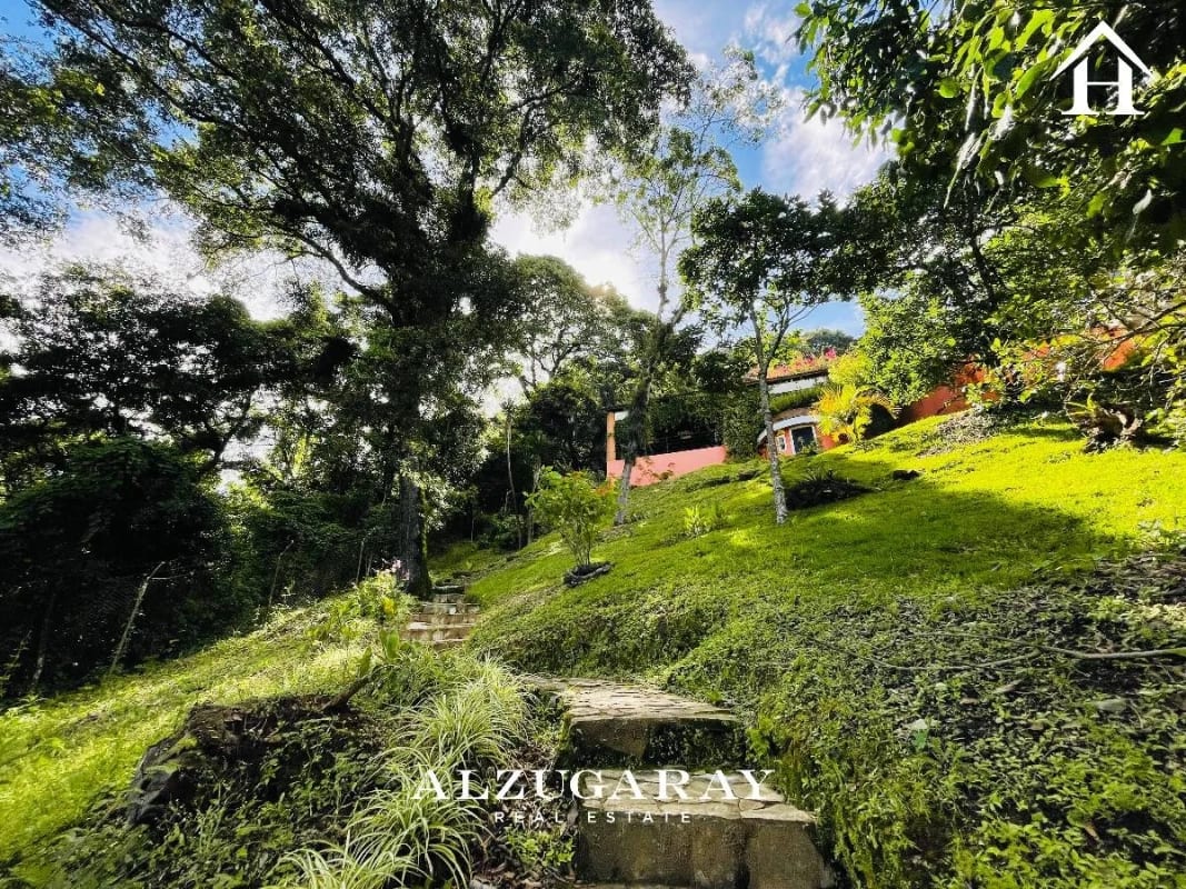 Casa Amueblada con Jardines - 4 Hab. / Cond. el Encinal, Mixco — Casa en Venta en Zona 7 Mixco, Guatemala, Ciudad — foto 2 de 15