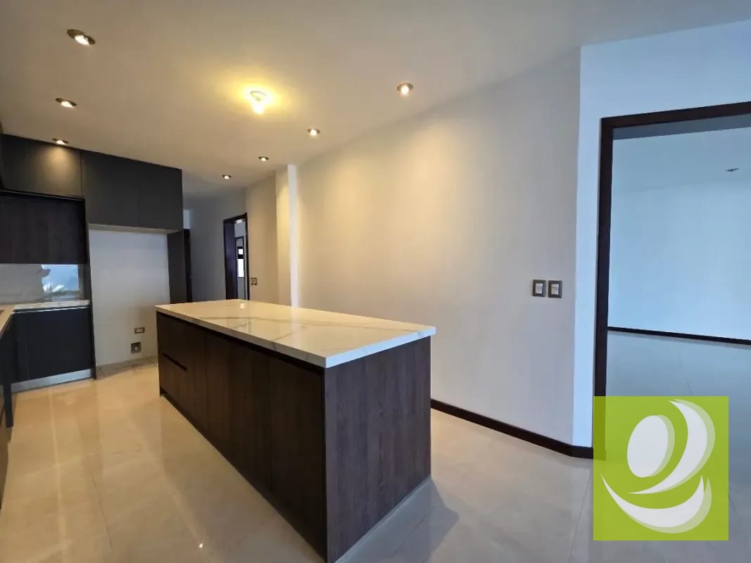 Esctrena Casa en Venta en las 3 Ceibas de San Cristobal Zona 8 Mixco — Casa en Venta en Zona 8 Mixco, Guatemala, Ciudad — foto 14 de 15