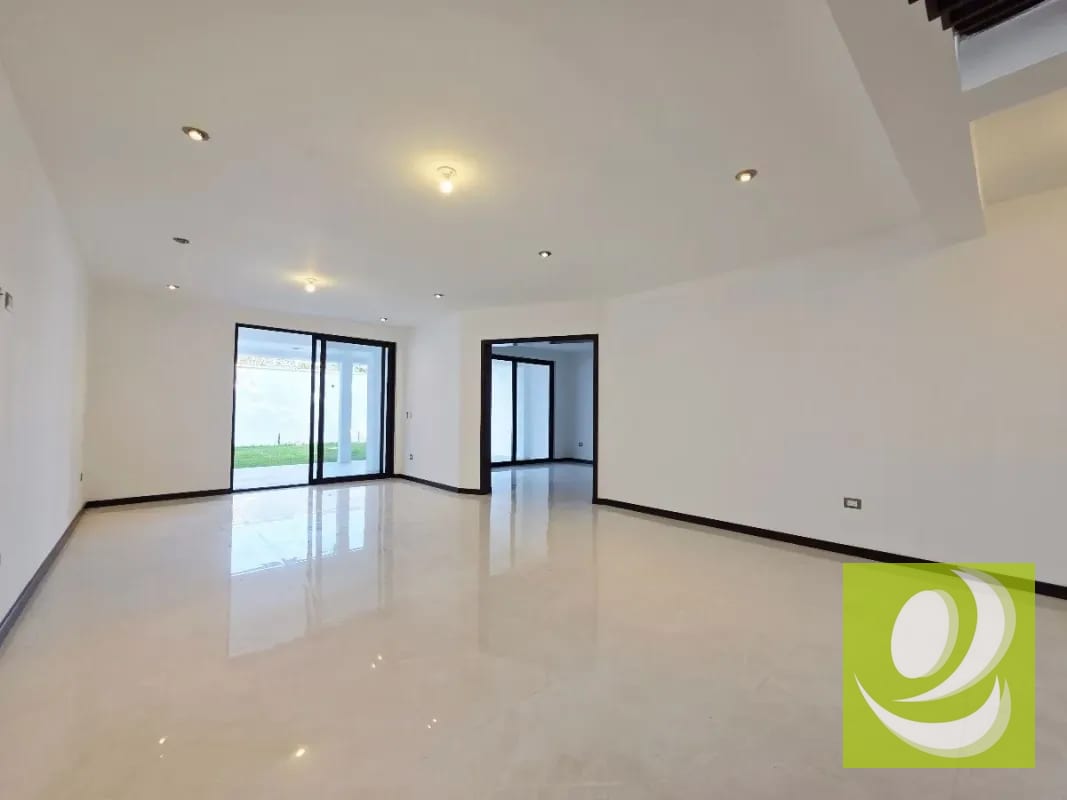 Esctrena Casa en Venta en las 3 Ceibas de San Cristobal Zona 8 Mixco — Casa en Venta en Zona 8 Mixco, Guatemala, Ciudad — foto 12 de 15
