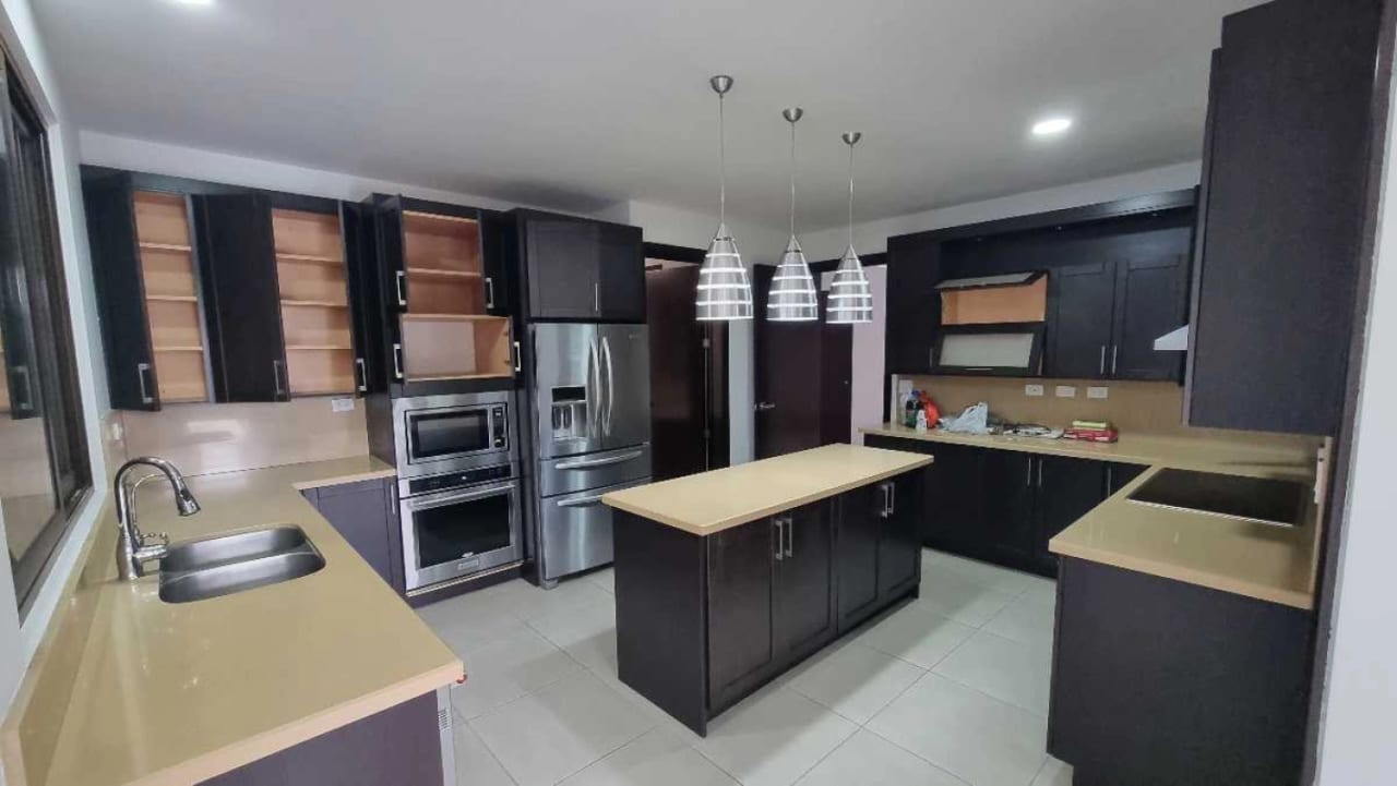 *Vendo Hermosa Casa en Exclusiva Area de Carretera a El Salvador, Residencias Concepción, cluster Camelias* — Casa en Venta en Bromelias Concepcion, Carretera a El Salvador, Guatemala, Ciudad — foto 13 de 17