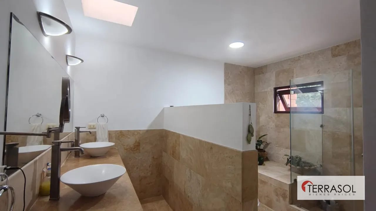 Amplia, moderna y nitida casa en venta en Muxbal — Casa en Venta en Muxbal, Guatemala, Ciudad — foto 16 de 17