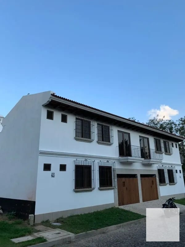 Residencia con potencial para Airbnb en Antigua Guatemala — Casa en Venta en Jocotenango, Sacatepéquez — foto 1 de 12