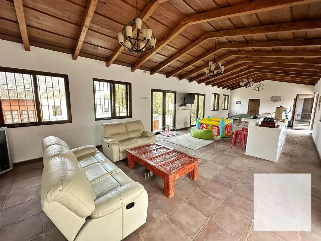 Residencia con potencial para Airbnb en Antigua Guatemala — Casa en Venta en Jocotenango, Sacatepéquez — foto 5 de 12