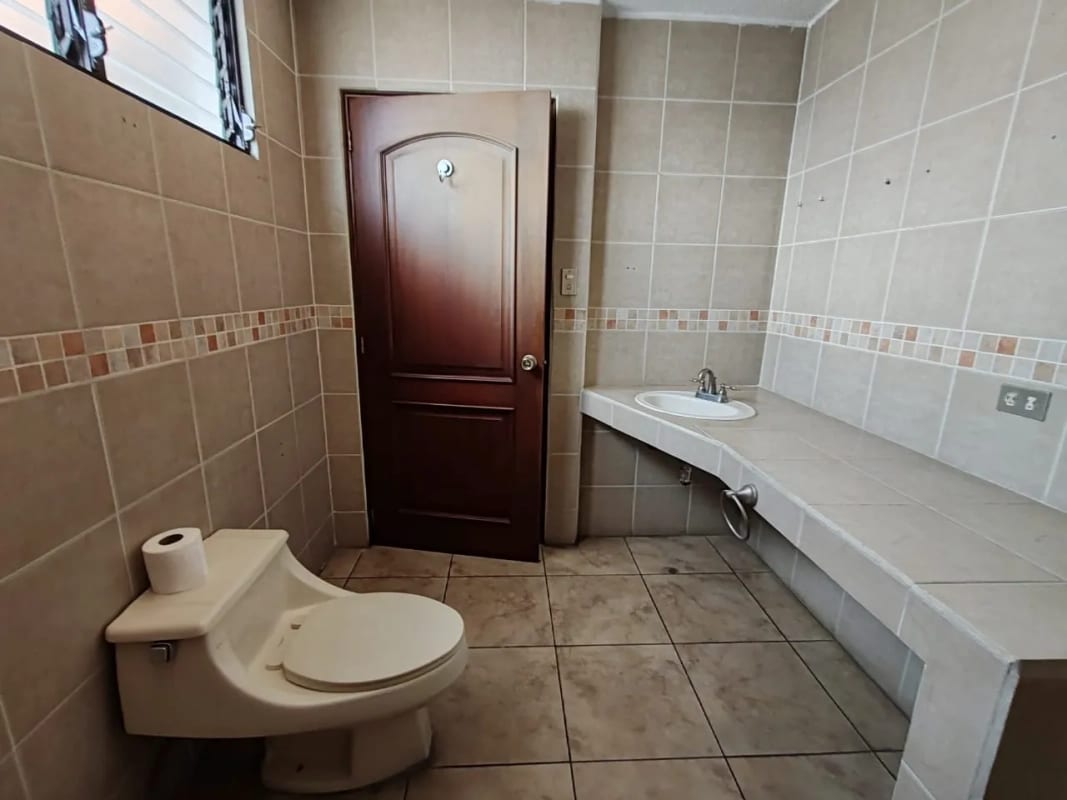 Casa en VENTA CONDOMINIO PANORAMA San Cristóbal ideal para fundación u oficinas — Casa en Venta en Zona 8 Mixco, Guatemala, Ciudad — foto 10 de 16