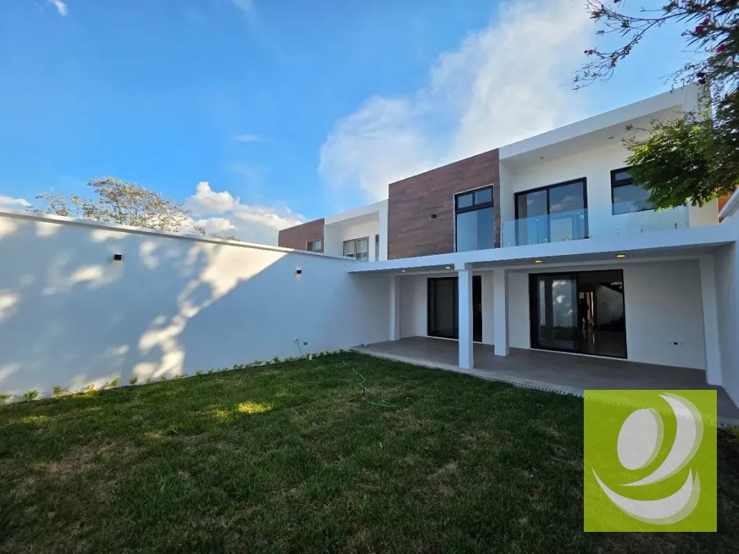 Esctrena Casa en Venta en las 3 Ceibas de San Cristobal Zona 8 Mixco — Casa en Venta en Zona 8 Mixco, Guatemala, Ciudad — foto 1 de 15