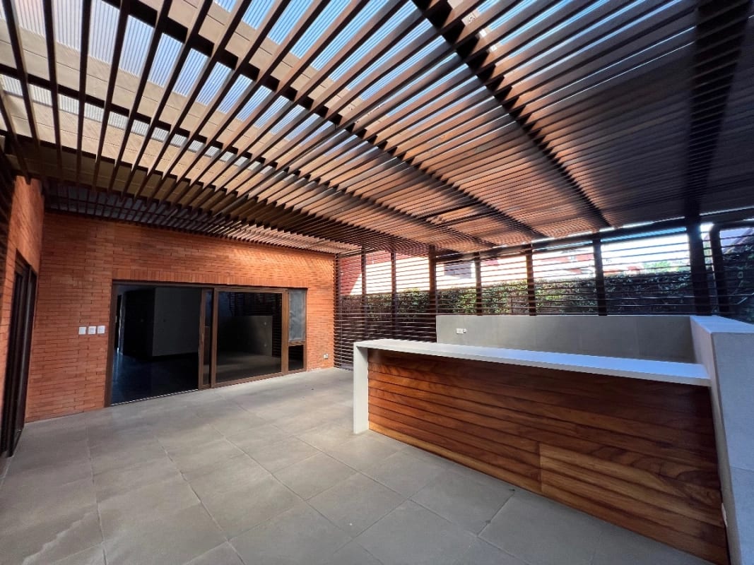Casa Venta Condominio Exclusivo la Joya Zona 10, 4 Dormitorios, 440 Mts2 , 3.5 BAÑOS~4 Parqueos $1,000,000 Dolares — Casa en Venta en Zona 10, Guatemala, Ciudad — foto 2 de 11
