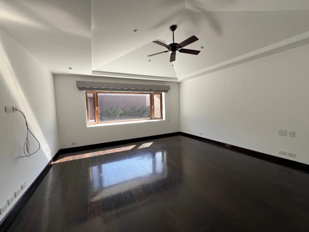Casa Venta Condominio Exclusivo la Joya Zona 10, 4 Dormitorios, 440 Mts2 , 3.5 BAÑOS~4 Parqueos $1,000,000 Dolares — Casa en Venta en Zona 10, Guatemala, Ciudad — foto 6 de 11
