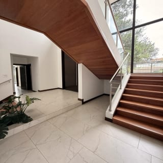 Casa en venta NUEVA | Piscina | Jardín | 5 hab | Sausalito Fraijanes — Casa en Venta en Sausalito, Carretera a El Salvador, Guatemala, Ciudad — miniatura 1 de 16