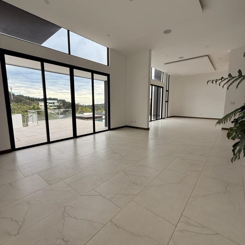 Casa en venta NUEVA | Piscina | Jardín | 5 hab | Sausalito Fraijanes — Casa en Venta en Sausalito, Carretera a El Salvador, Guatemala, Ciudad — foto 15 de 16