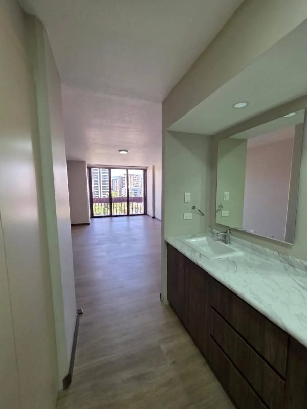 Amplio apartamento en venta zona 10 — Apartamento en Venta en Zona 10, Guatemala, Ciudad — foto 7 de 9
