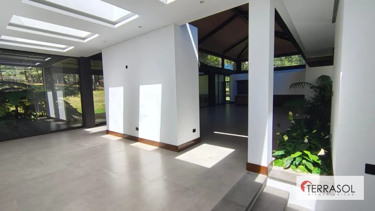 Casa Moderna de Lujo en Venta – Hacienda Nueva Golf Club — Casa en Venta en Hacienda Nueva, San José Pinula, Guatemala, Ciudad — foto 9 de 16