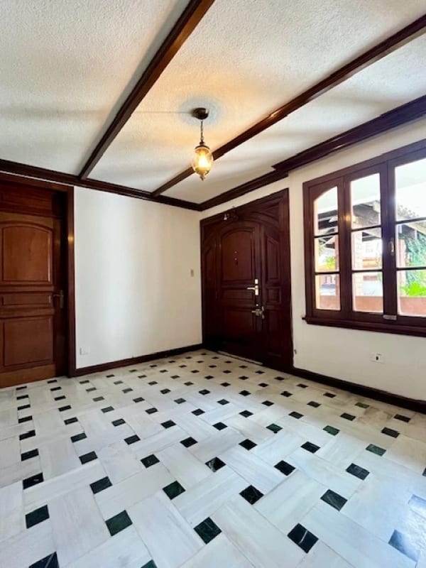 Zona 14 La Villa Vendo casa adentro garita para vivienda u oficinas — Casa en Venta en Zona 14, Guatemala, Ciudad — foto 8 de 8