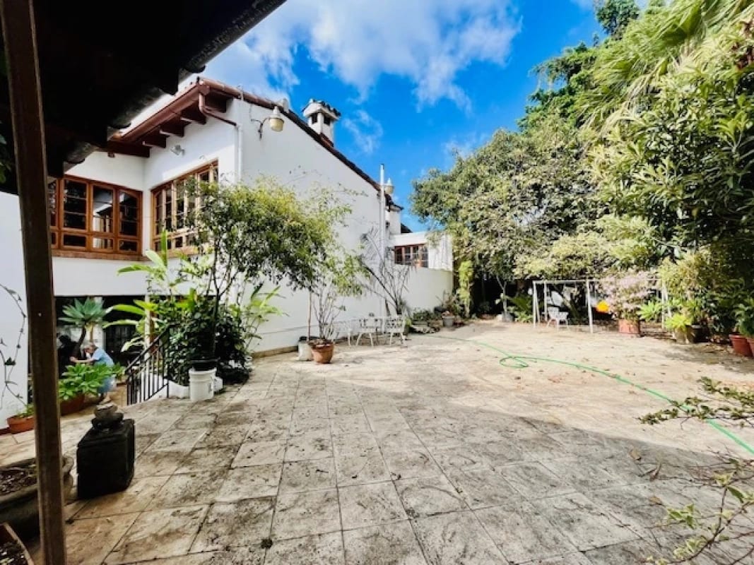Zona 14 La Villa Vendo casa adentro garita para vivienda u oficinas — Casa en Venta en Zona 14, Guatemala, Ciudad — foto 1 de 8