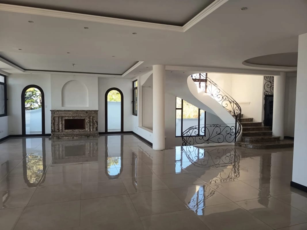 Vendo Espectacular Mansión de Lujo en Altos de Montebello. CAES. — Casa en Venta en Santa Catarina Pinula, Carretera a El Salvador, Guatemala, Ciudad — foto 16 de 17