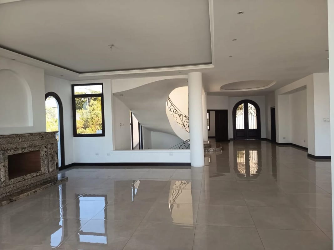 Vendo Espectacular Mansión de Lujo en Altos de Montebello. CAES. — Casa en Venta en Santa Catarina Pinula, Carretera a El Salvador, Guatemala, Ciudad — foto 12 de 17