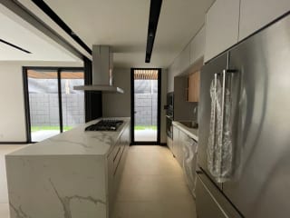 Casa Venta Nueva KM 9 CAES Frente a Hotel Hilton 317 MTS2 , 4 Dormitorios, Desniveles, $715,000 Opción a Renta $2,900 — Casa en Venta en Carretera a El Salvador, Guatemala, Ciudad — miniatura 1 de 13