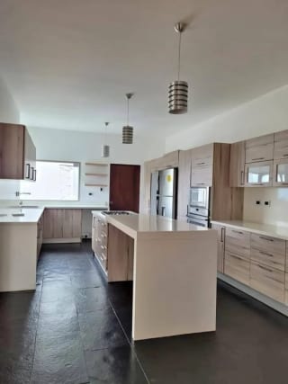 Amplia casa en Las Cumbres zona 16 — Casa en Venta en Las Cumbres, Zona 16, Guatemala, Ciudad — miniatura 5 de 17