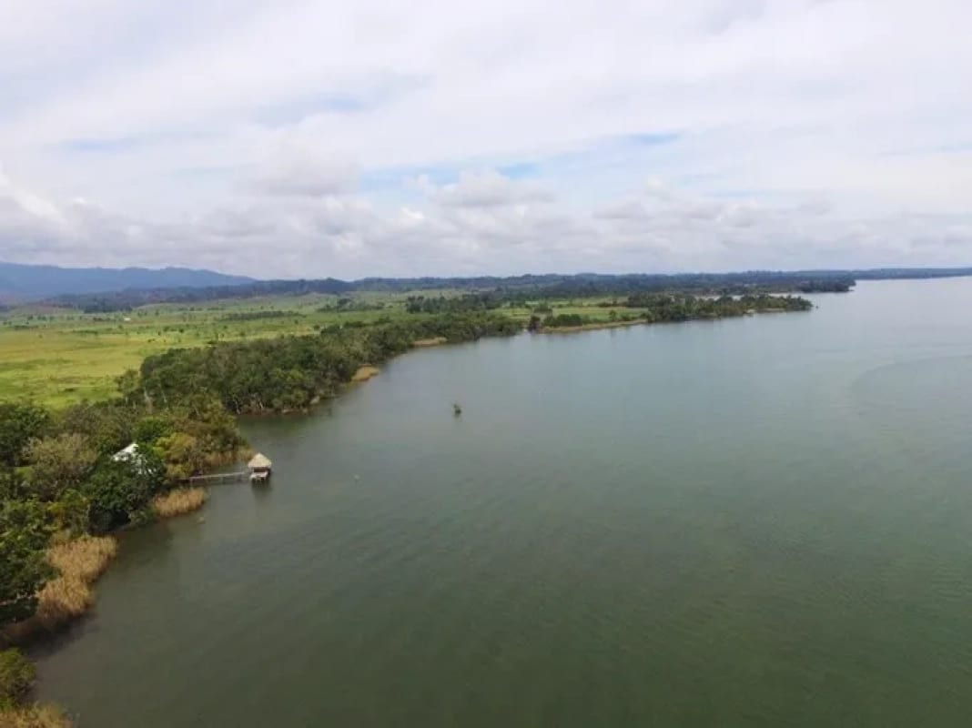 *propiedades en Venta en Lago de Izabal, Rio Dulce, Punta CAIMANES*+1 — Casa vacacional en Venta en Amatique Bay, Izabal — foto 4 de 5