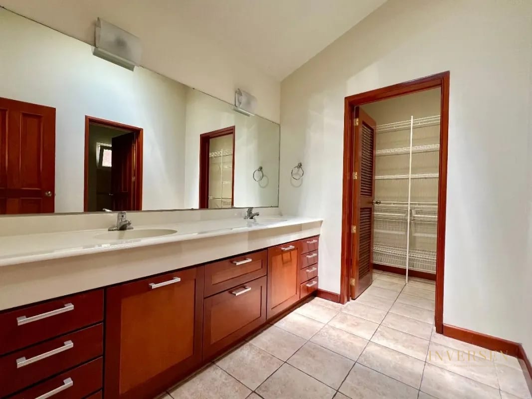 Casa en venta en Bosques de las Luces — Casa en Venta en Bosques de Las Luces, Carretera a El Salvador, Guatemala, Ciudad — foto 3 de 12