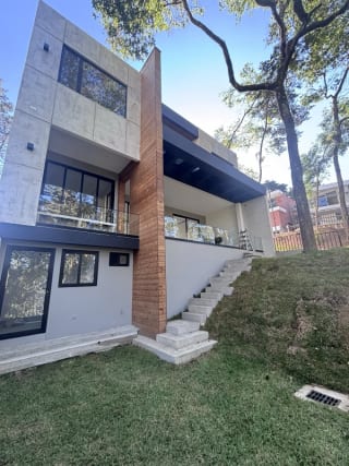 Venta de preciosa casa en Legado del Bosque con doble acceso por santa Rosalía y zona 16 — Casa en Venta en Bellas Luces, Santa Catarina Pinula, Guatemala, Ciudad — miniatura 1 de 4