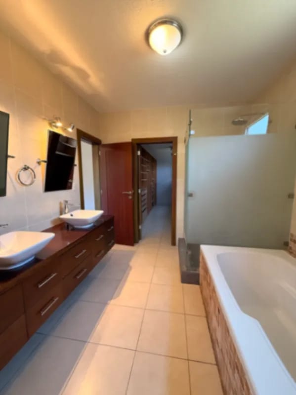 Casa en venta | 5 habitaciones | 5 parqueos | piscina | pérgola | Colinas de Castel CAES — Casa en Venta en Fraijanes, Carretera a El Salvador, Guatemala, Ciudad — foto 6 de 17